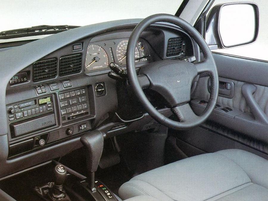 Интерьер Toyota Land Cruiser Amazon VX (HDJ81V) 1990 года  (UK) (фото 3 из 12)